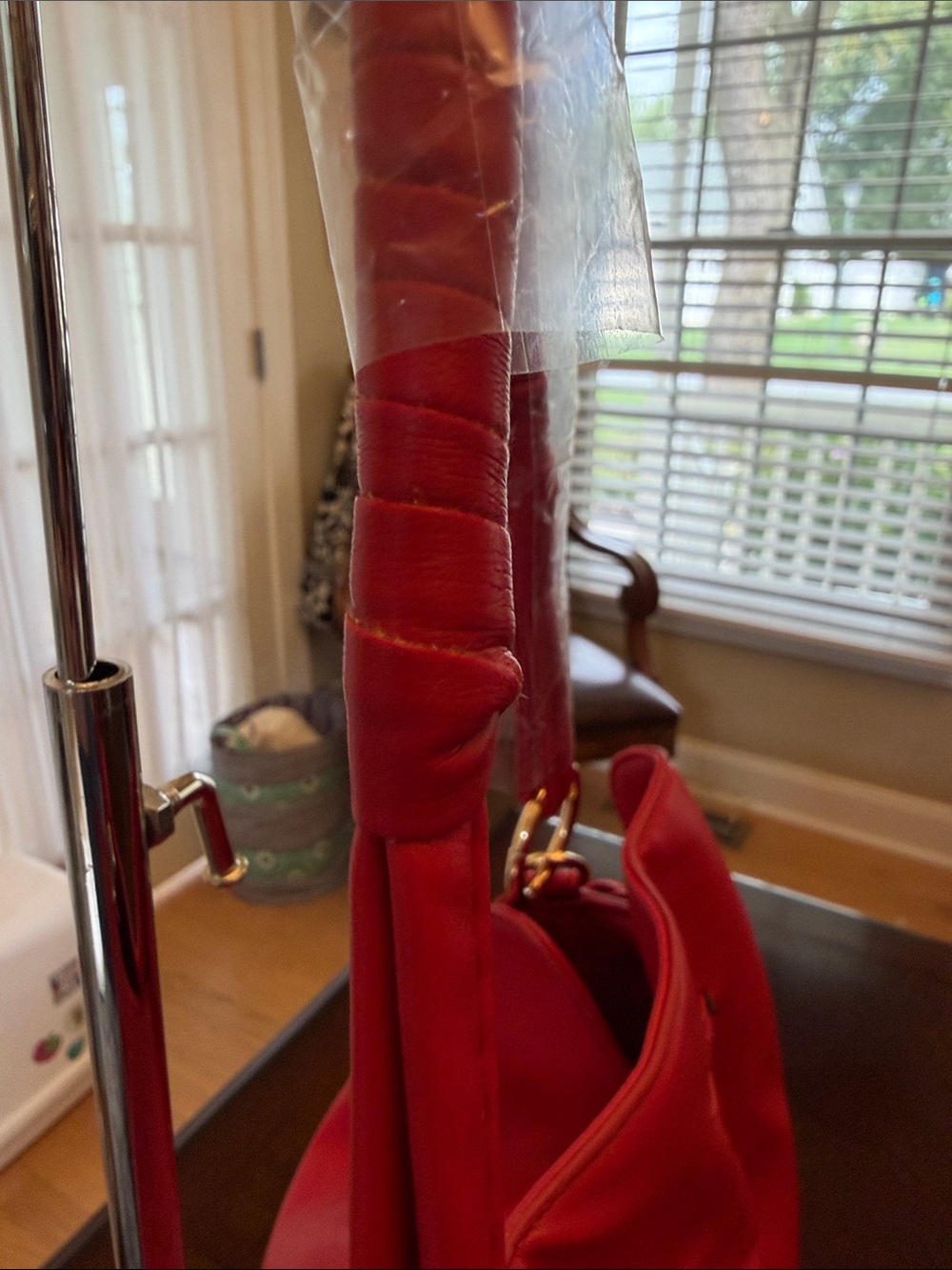 Badgley Mischka NWT red drawstring shoulder bag with detachable crossbody strap - Picture 5 of 7